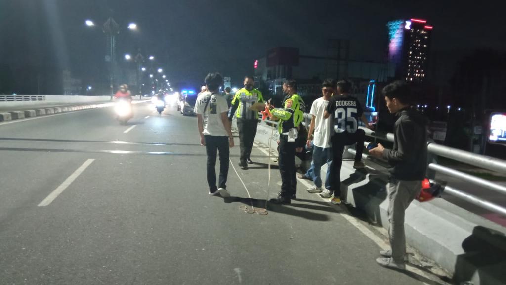 Dihantam Xenia, Sejoli Tewas  Terpental dari Atas Flyover SKA