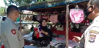 Ditertibkan Petugas, Emak-emak “Kami di Luar Mati Kena Corona, di Rumah Mati Kelaparan, Pak”