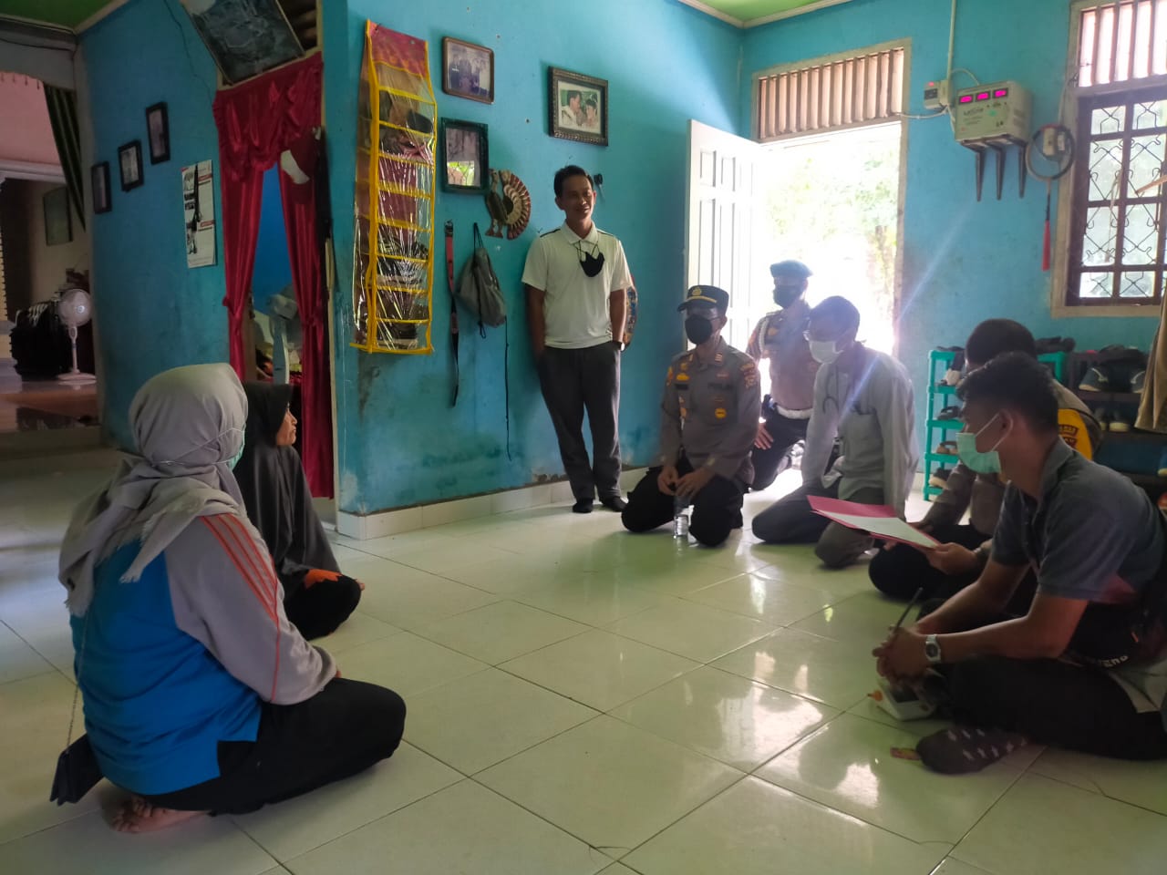 Kapolsek Pangkalan Lesung Gencarkan Vaksinasi Door to Door  