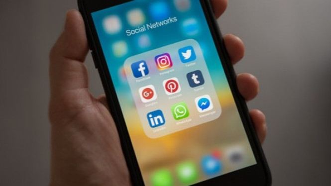 8 Efek Buruk Gunakan Media Sosial Berlebihan