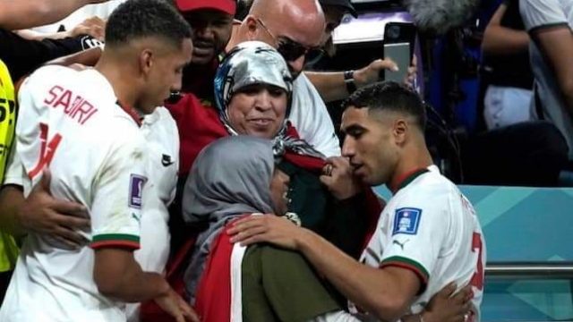 Ini Alasan Achraf Hakimi Bek Maroko Selalu Cium Ibunya Usai Pertandingan