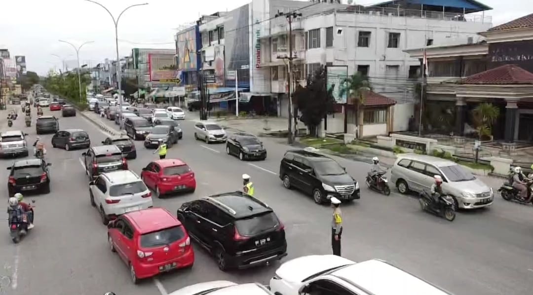 Peningkatan Drastis Volume Kendaraan Pekanbaru di Awal Tahun Baru 2024, Ditlantas Polda Riau Urai Kemacetan