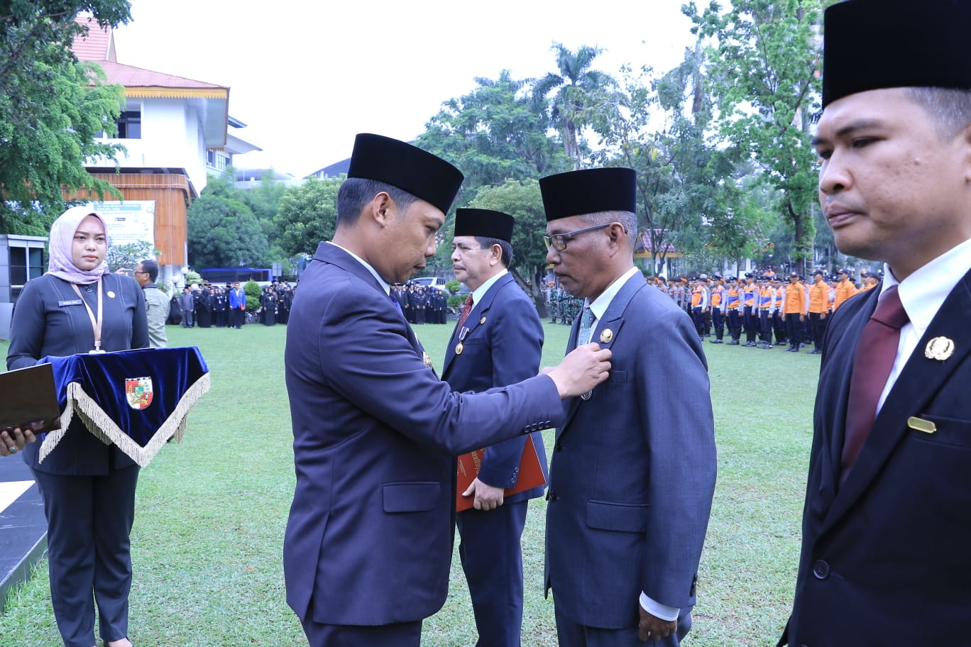 51 PNS Pemko Pekanbaru Dapat Tanda Kehormatan Satyalancana Karya Satya