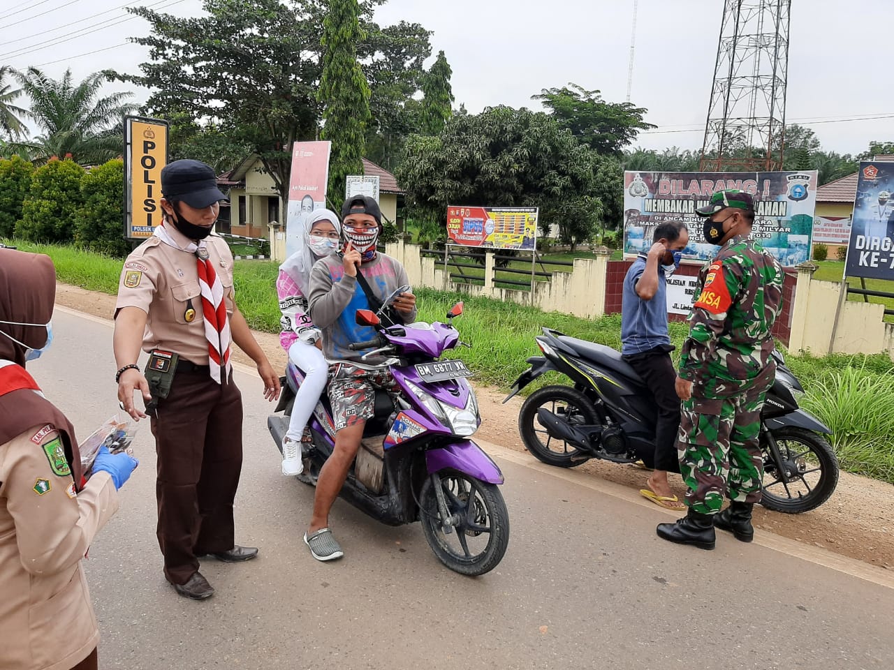 Polsek Ukui dan Pramuka Bagikan Masker dan Sarung Tangan Gratis
