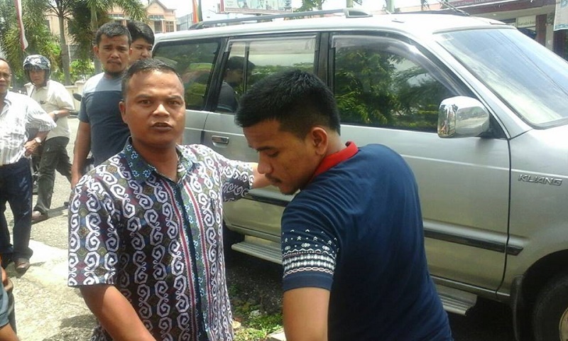 Parkir di Depan Kantor Disperindag Pekanbaru, mobil Pensiunan Juru Sita Pengadilan Dibongkar OTK