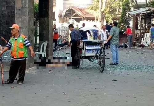 Foto-Foto Ledakan Diduga Bom Bunuh Diri di Gereja Surabaya