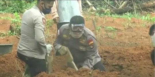 Petugas Kelelahan Gali Makam, Perwira Polisi ini Turun Tangan Bantu Gali Kubur Korban Covid-19
