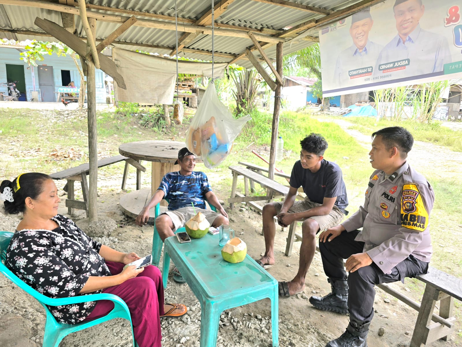Duduk Bersama Warga, Bhabinkamtibmas Polsek Bengkalis Berupaya Ciptakan Pilkada Damai 2024