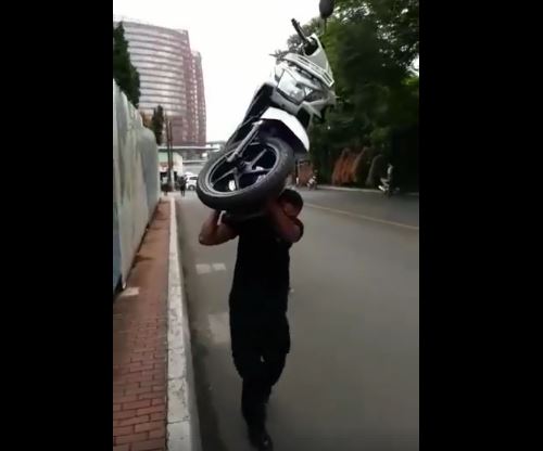 Wooow ! Satpam Gotong Motor yang Parkir Sembarangan, ini Vidionya