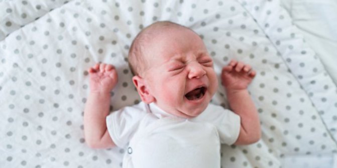 Penyebab Mengapa Bayi Menjadi Rewel Saat Diletakkan di Boks dan Cara Mengatasinya