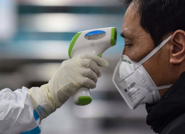 Tolak Diperiksa, Pria China Tikam Dua Petugas di Pos Pemeriksaan Virus Corona