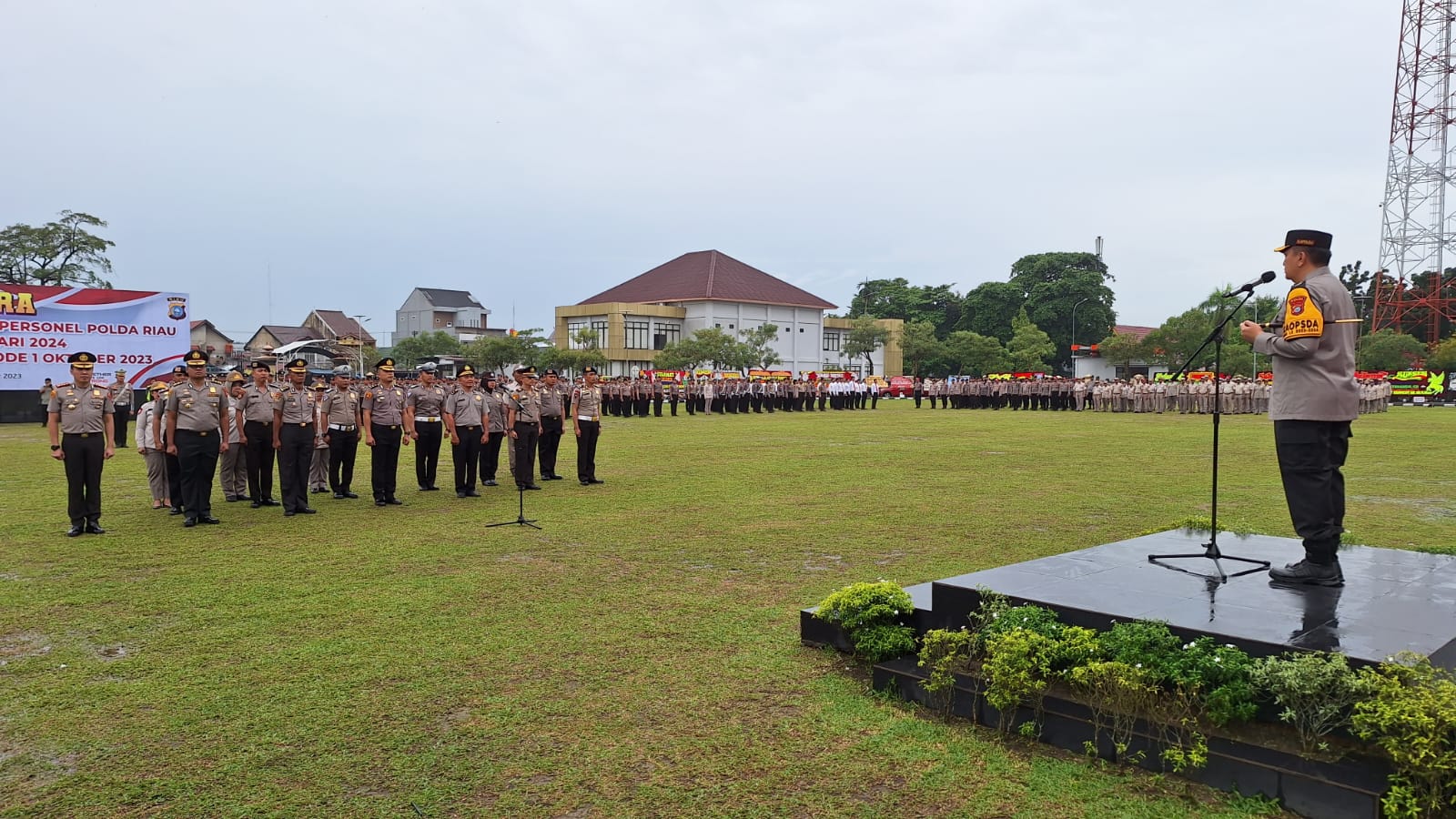 Kapolda Riau Pimpin Upacara Kenaikan Pangkat, 808 Personel Polri dan PNS Raih Penghargaan
