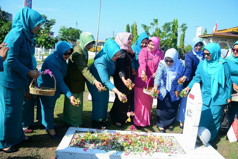 Peringatan Hari Ibu di Riau, Tabur Bunga ke Makam Pahlawan