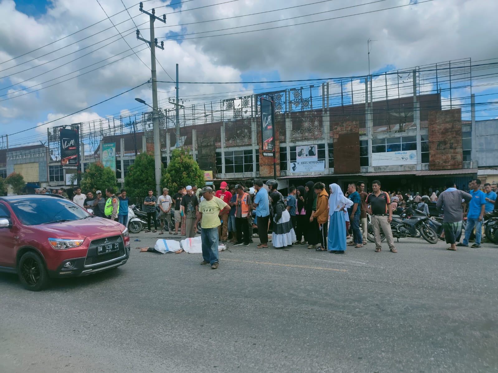 Bonceng Tiga, Pemotor Tewas Dilindas Truk di Depan Pasar Air Tiris Kampar