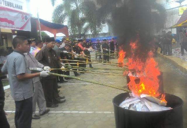 Bea Cukai Tembilahan Musnahkan Barang Ilegal