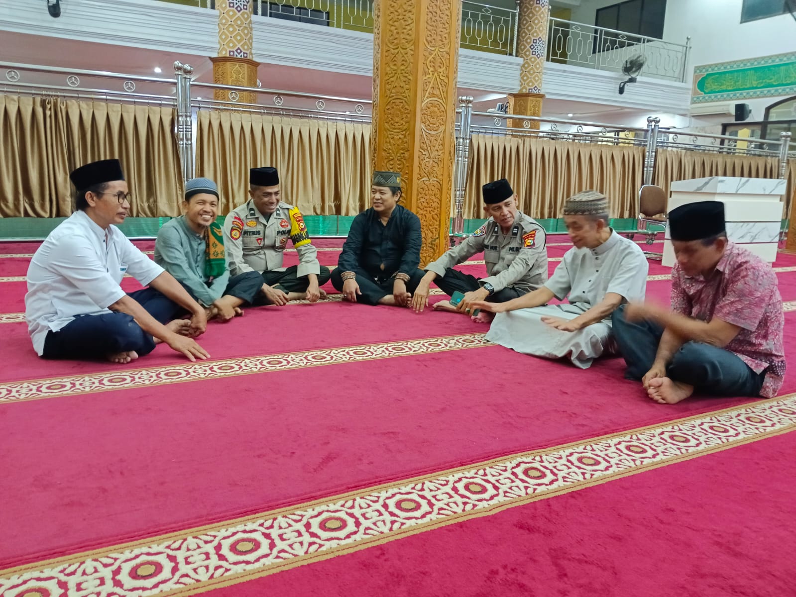 Aiptu Jufri Nur Shalat Subuh Berjamaah, Lalu Sosialisasikan Pemilu