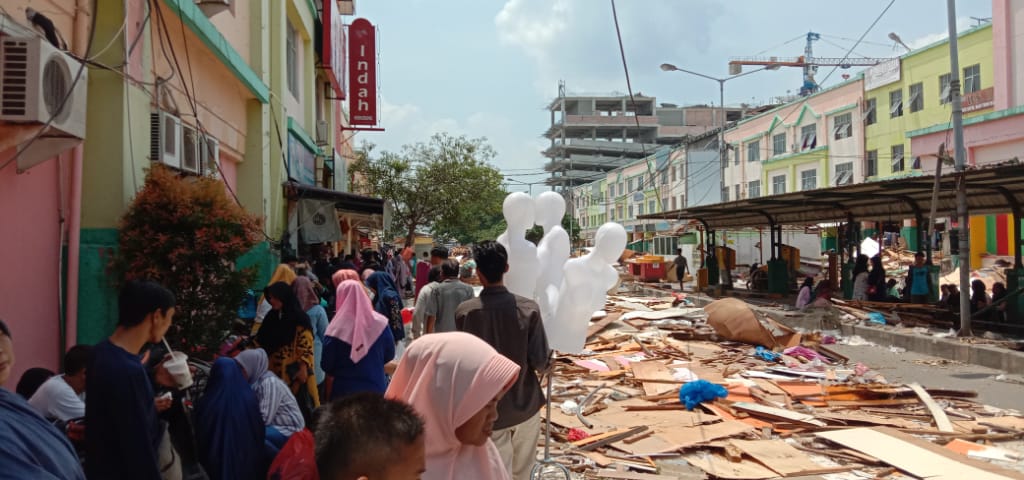 Pembongkaran TPS di STC Tuntas, Pedagang Numpang Jualan di Emperan Toko