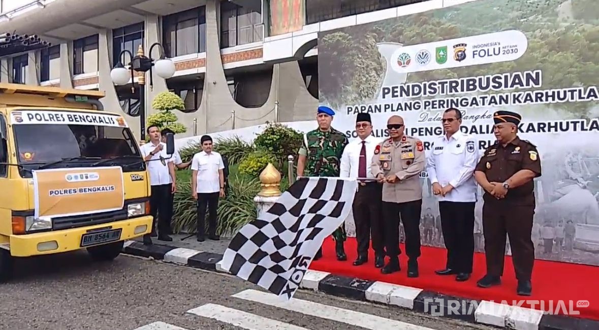 Pemprov Riau dan TNI-Polri Distribusikan Plang Peringatan Kebakaran Hutan dan Lahan