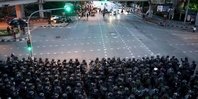 Gemuruh Revolusi di Thailand, Rakyat Versus Raja