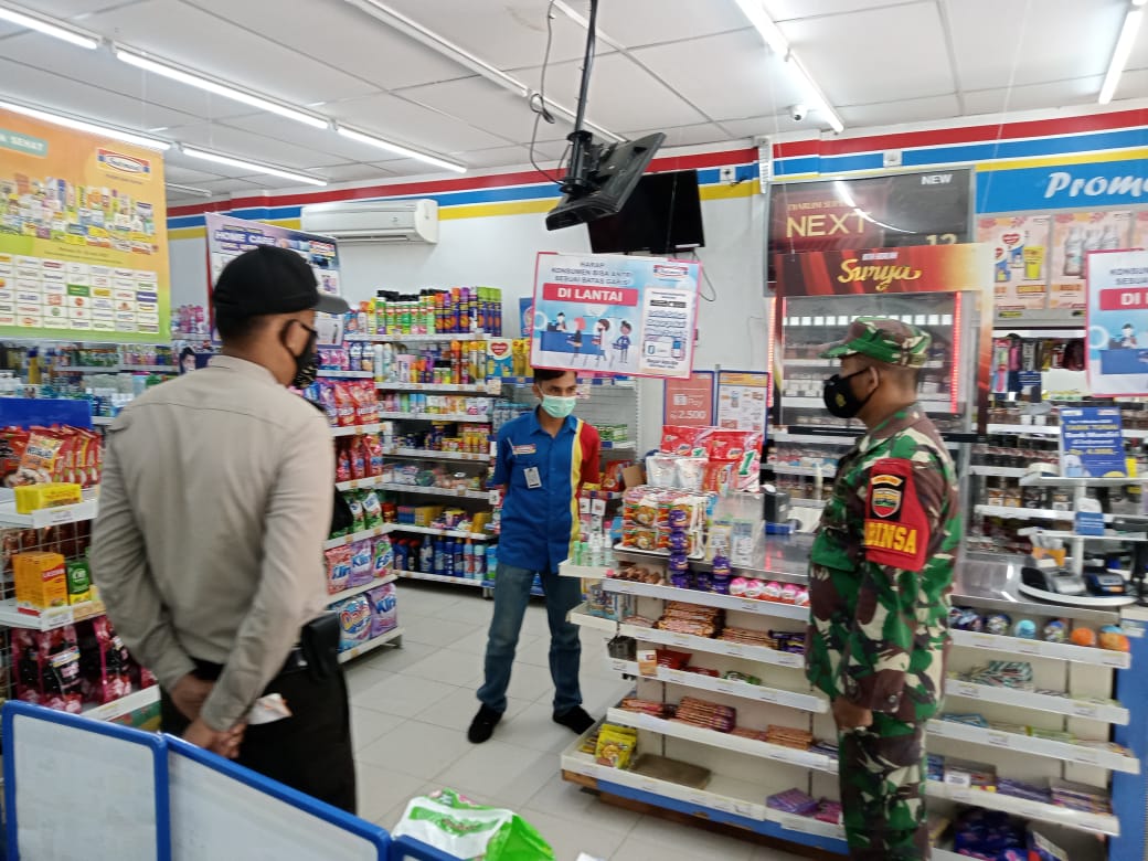 Polsek Kerumutan dan Babinsa Koramil 15 KK Imbau Pegawai Swalayan Terapkan Prokes