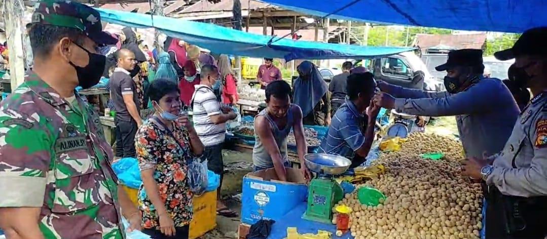 Personil Polsek Bandar Sei Kijang Turun Kelapangan Bagikan Masyarakat Masker Gratis