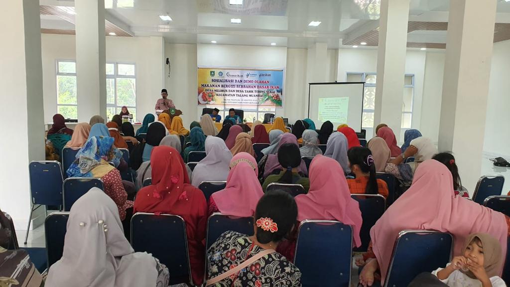 Dinas Perikanan Taja Makanan Bergizi Berbahan Ikan Didua Desa Kecamatan Talang Muandau 