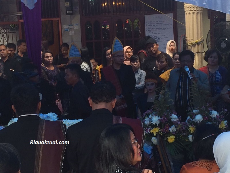 Menjelang Pelepasan Jenazah Ayah Momo Geisha ke Peristirahatan Terakhir, Digelar Acara Adat