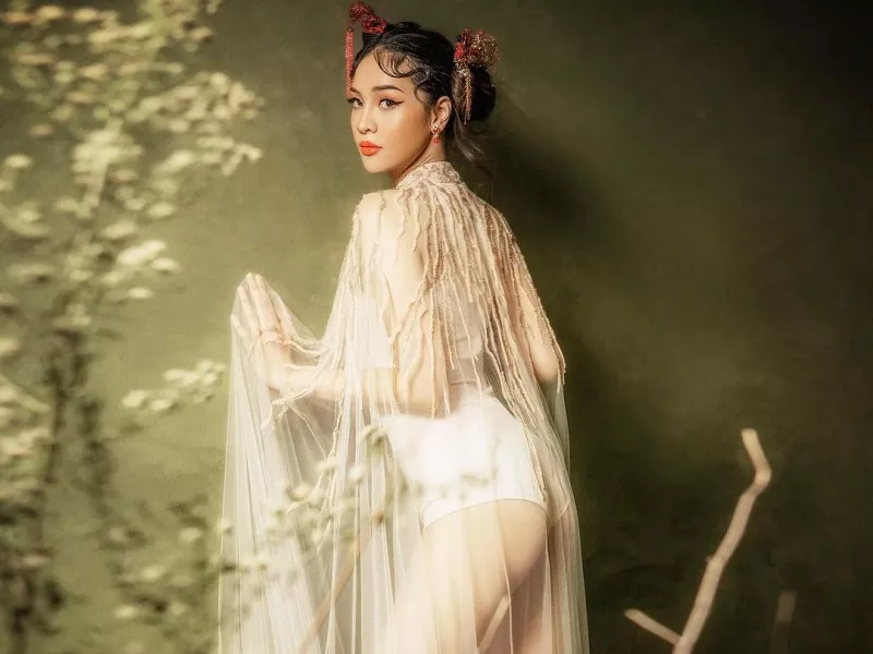 Anya Tampil Menggoda Terbalut Kain