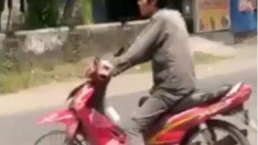 Anehnya, Pria Ini Naik Motor Pakai Pelek Doang
