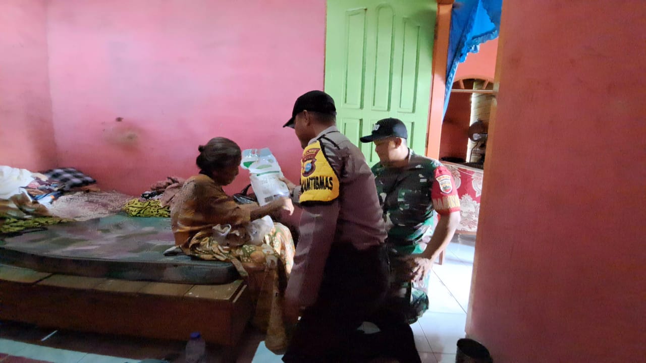 Peduli Terhadap Warga Kurang Mampu, Polres Bengkalis Beri Paket Sembako ke Nenek Nurmah