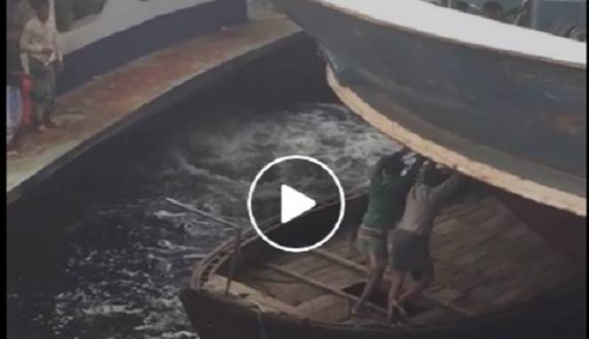 Pekerjaan Paling Menegangkan, Jadi Tukang Parkir Perahu