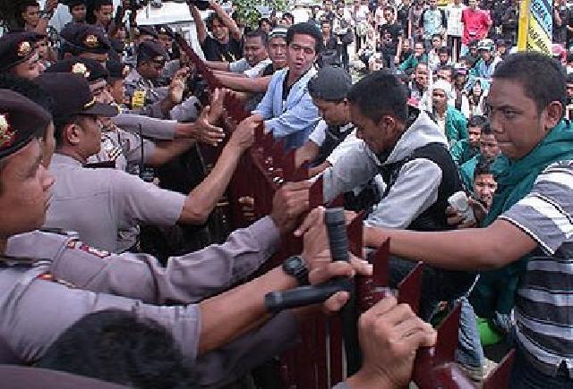 Kedatangan Petinggi Negara di Riau Disambut Demonstrasi