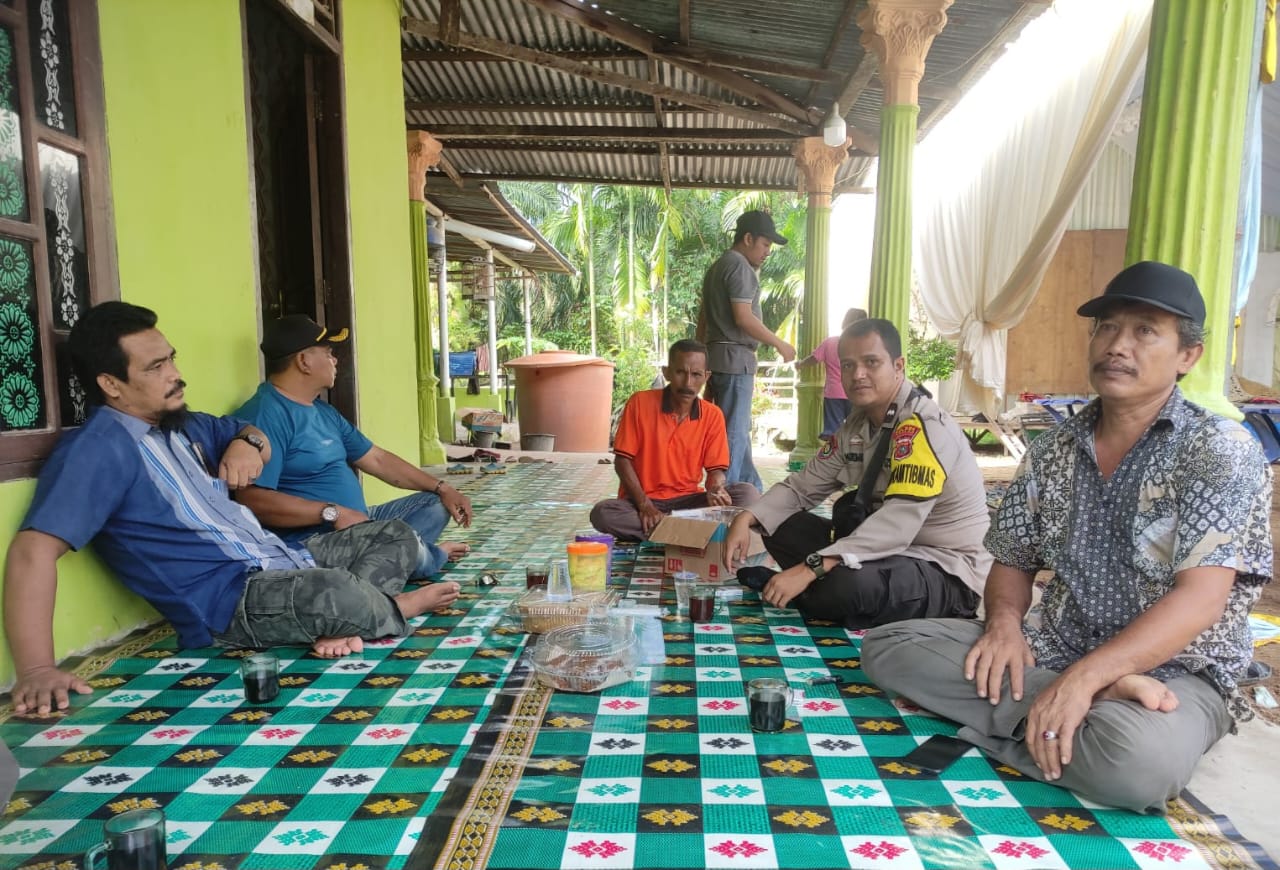 Ngopi Bareng, Babinkamtibmas Polsek Kempas Ajak Warga Jaga Silaturrahmi dan Sukseskan Pemilu Damai 2024