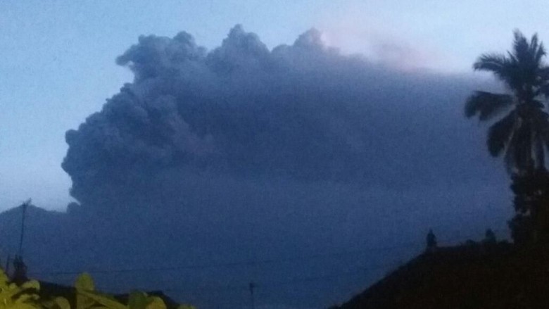 Tinggi Semburan Asap Gunung Agung hingga 6 Km DPL