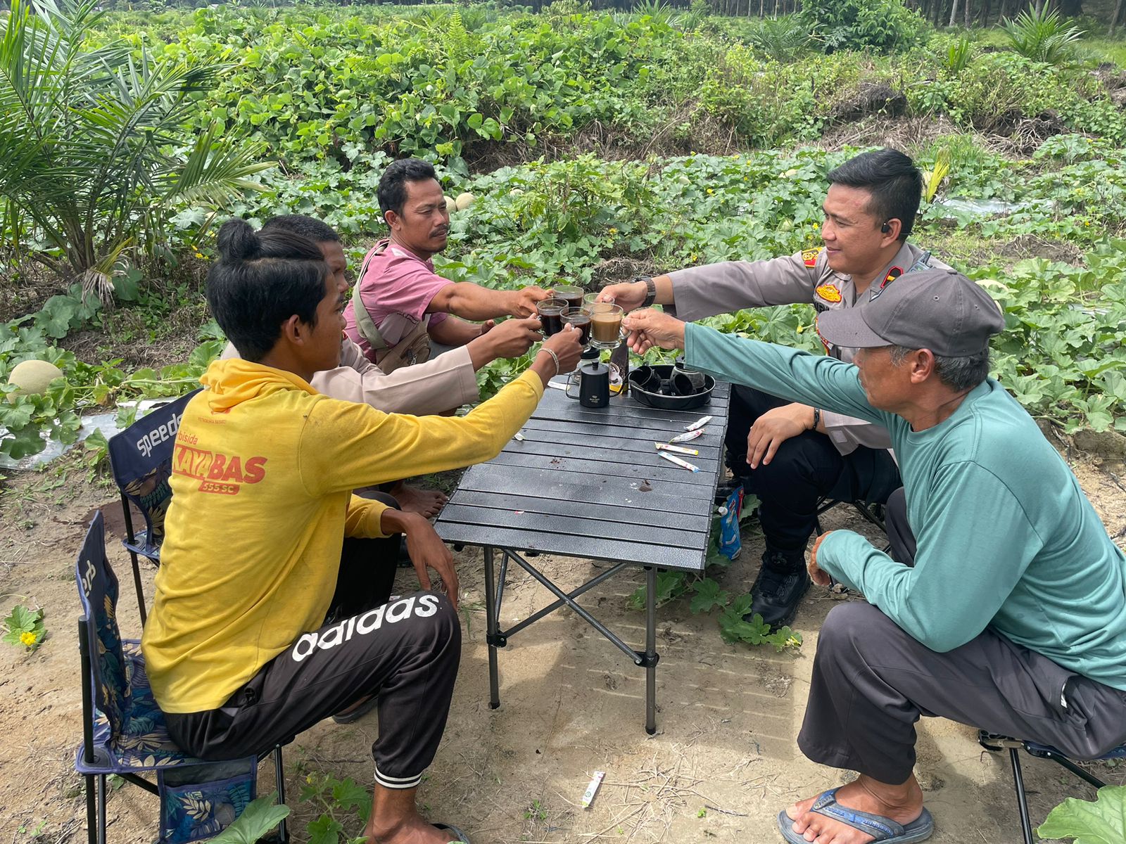 Bawa Perlengkapan Ngopi, Kapolsek LBJ Sosialisasikan Pemilu Damai di Ladang