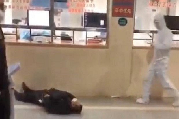 Bak Zombie, Para Korban Virus Wuhan di China Ambruk di Jalan-jalan