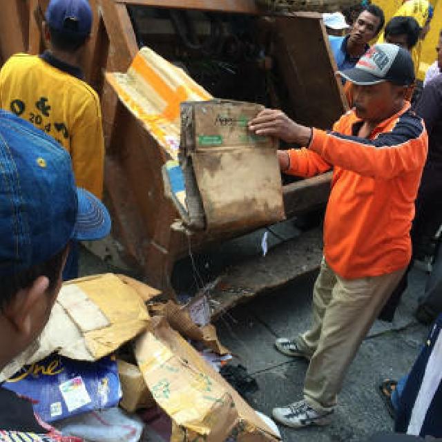 Demo Dikantor Walikota, Pekerja PT MIG Bawa Truk Berisi Sampah