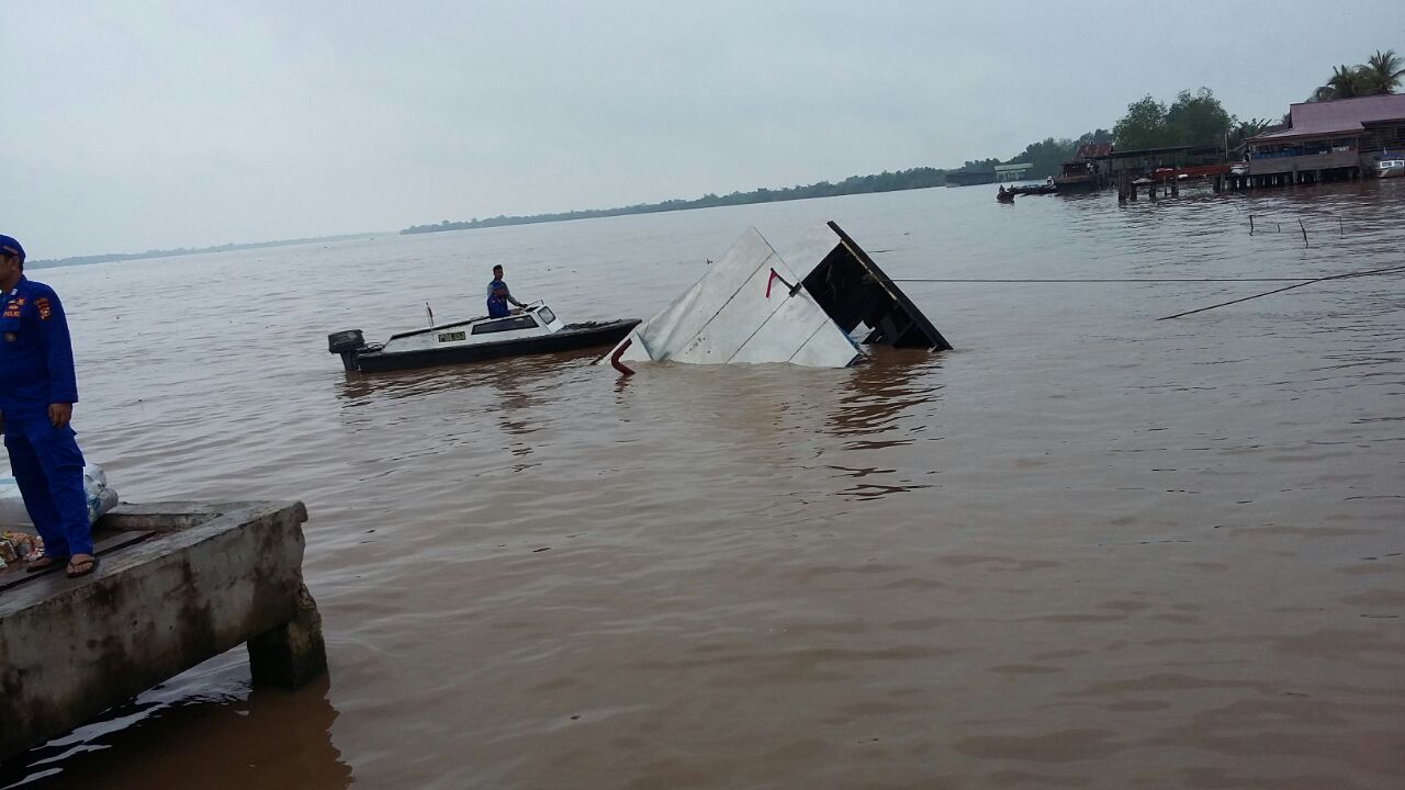 KM Safitri Tenggelam, Seribu Karung Beras dan Ratusan Karung Sembako Lainnya Hanyut