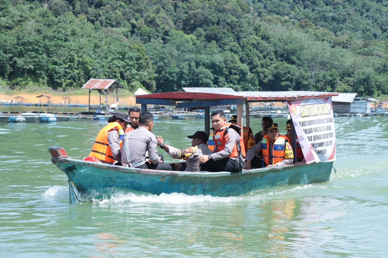 Warga Tak Bisa Baca Tulis, AKBP Ronald Datangi Desa Terpencil Kawal Pilkada Damai