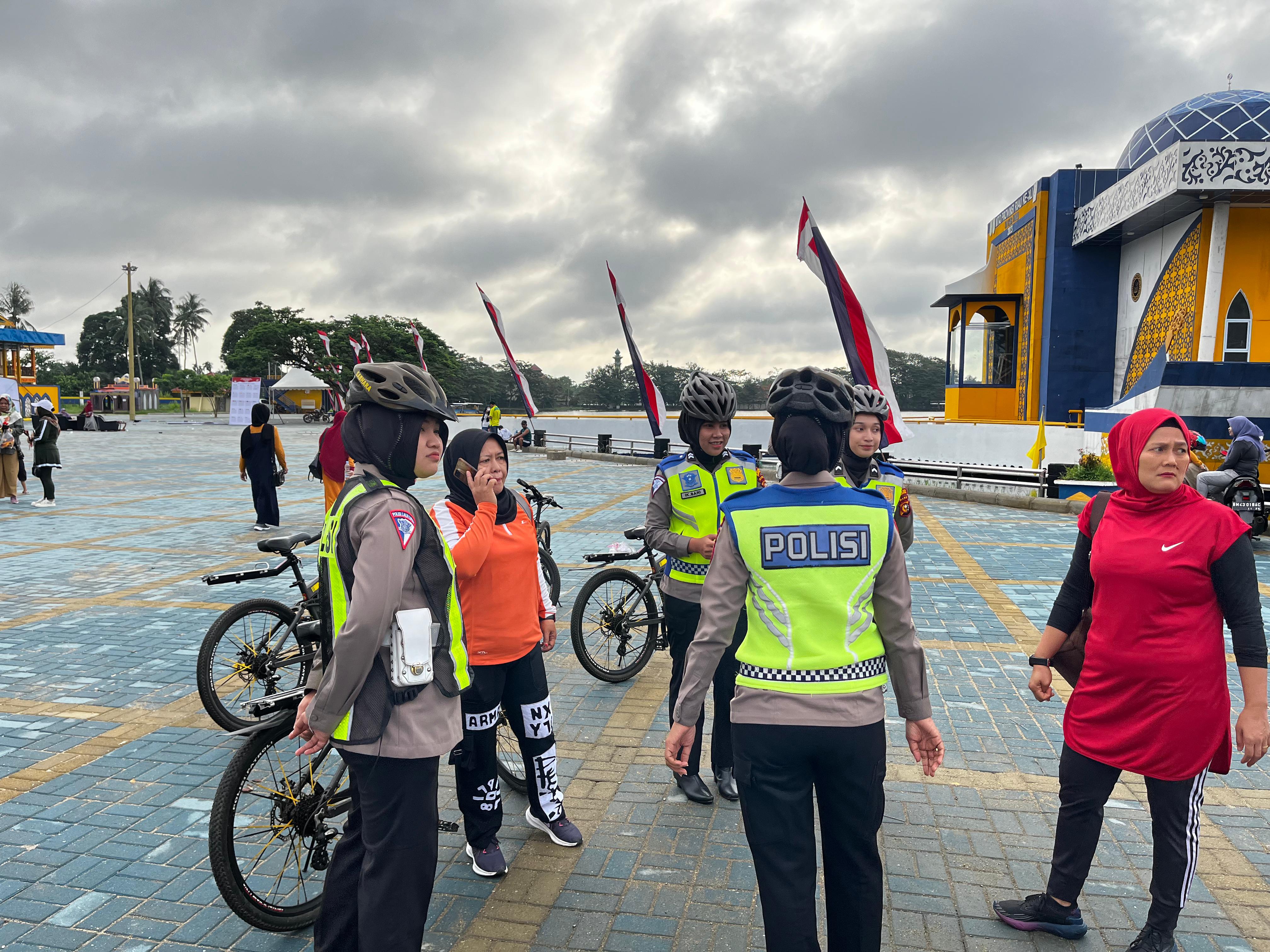 Bawa Coklat dan Pesan Pemilu Damai, Polwan Cantik Beraksi di CFD Rengat