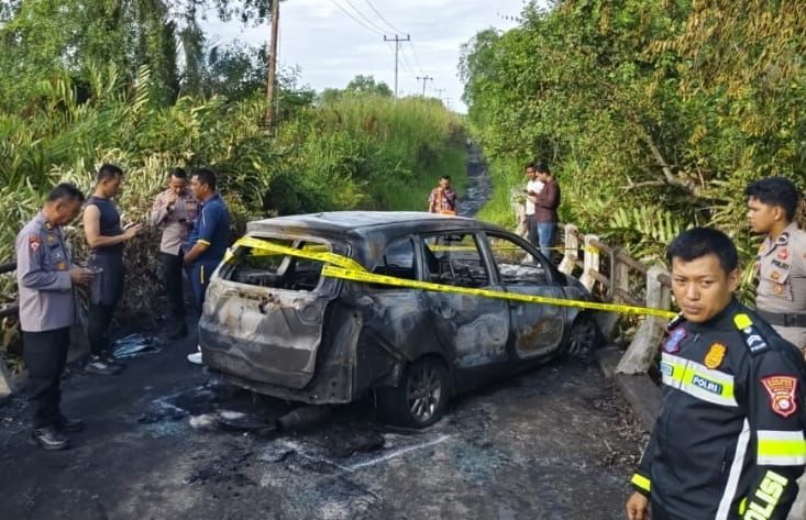 Mobil Terbakar di Jembatan Parit 23 Tembilahan, Dua Orang Alami Luka Bakar Serius