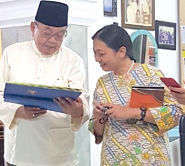 Budayawan Riau Terima Satyalencana dari Presiden Jokowi