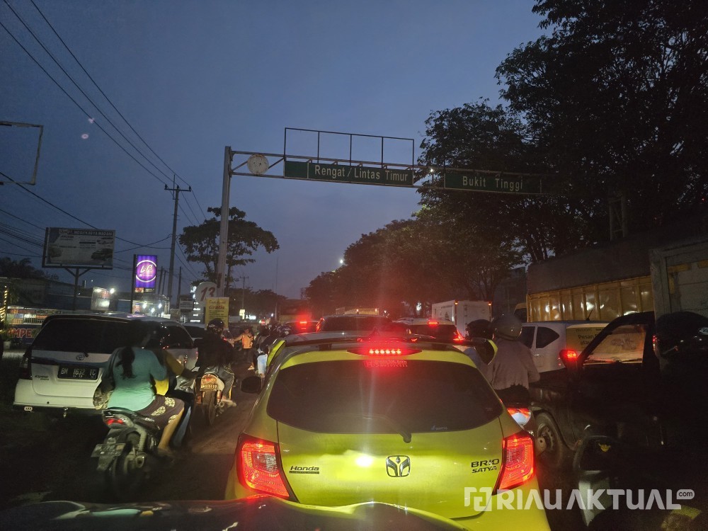 Kemacetan Parah di Panam Jelang Buka Puasa, Warga Keluhkan Minimnya Polisi