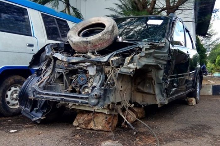 Waaw, Curi Perhatian, Toyota Rush Remuk Laku Dilelang Rp 89 Juta!