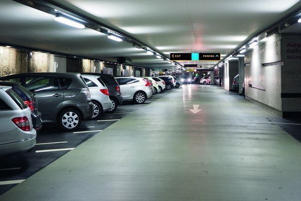 5 Manfaat Tukang Parkir yang Jarang Diketahui