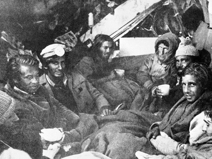 Pesawat Jatuh, Penumpang Selamat Terpaksa Jadi Kanibal Agar Hidup