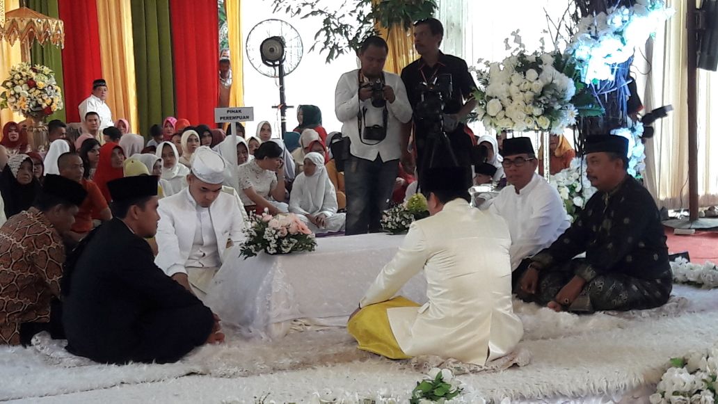Jadi Saksi dipernikahan Anak Wabup, Mursini - Halim Kembali Cipika Cipiki