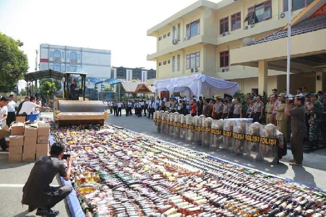 Awal Ramadhan, 7.918 Botol Miras Dihancurkan