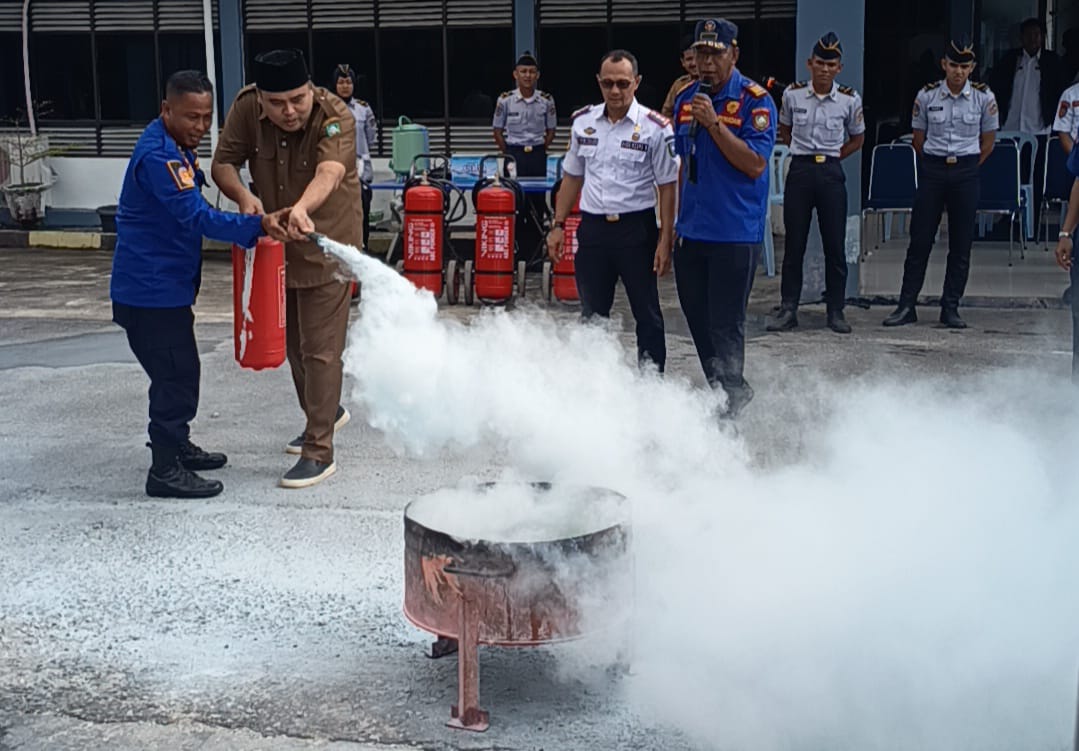 Antisipasi Kebakaran, Dishub Bengkalis Gandeng Damkar Latihan Gunakan APAR