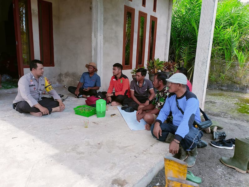 Bhabinkamtibmas Desa Sungai Nibung Sambang Warga untuk Ciptakan Kamtibmas yang Kondusif